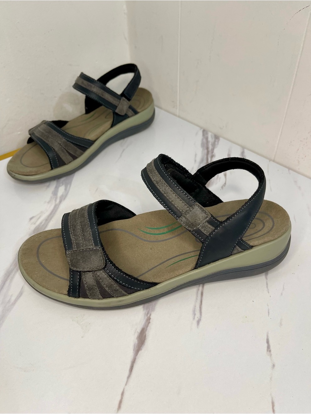 Orthofeet Women’s Black Leather Strappy Sandals Hook & Loop Wide Sz 9M